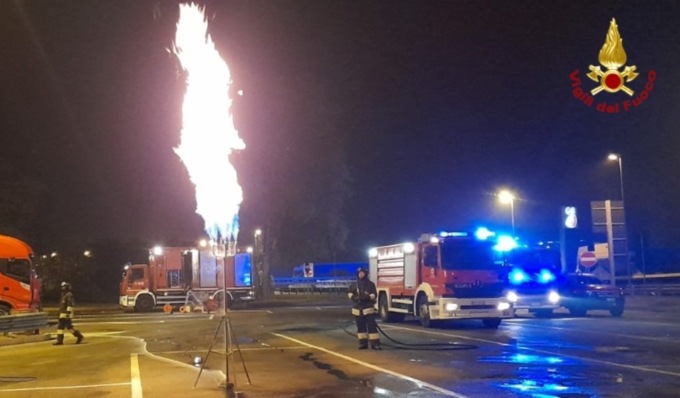 Autoarticolato alimentato a GNL prende fuoco in A21, autostrada chiusa e lungo intervento di bonifica