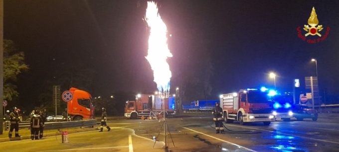 Camion che trasporta metano liquido buca gomma: riaperto tratto A21 tra Voghera e Tortona
