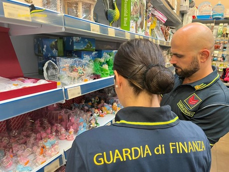 Asti, sequestrati 3mila prodotti non in regola dalle fiamme gialle