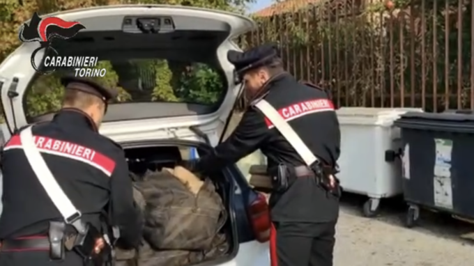 Torino, Carabinieri arrestano corriere della droga, sequestrati 138 kg di hashish