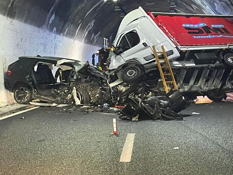Sanremo, incidente tra auto e camion sull’A10, un morto e due feriti