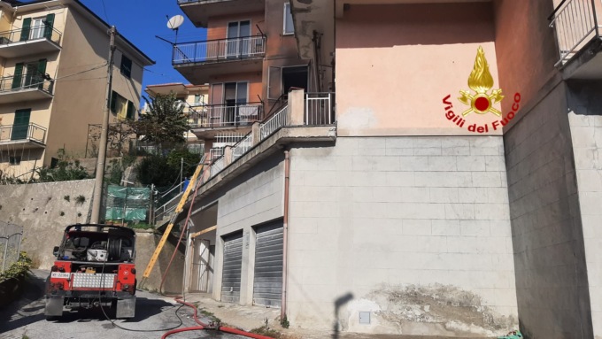 Incendio in un appartamento a Busalla, illesi i due inquilini
