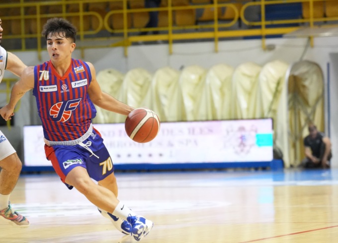 Junior Casale, tonfo casalingo per mano del Borgomanero