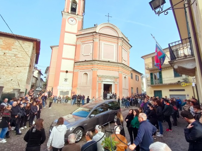 Folla commossa ai funerali del 15enne Edoardo Manesso a Parodi Ligure