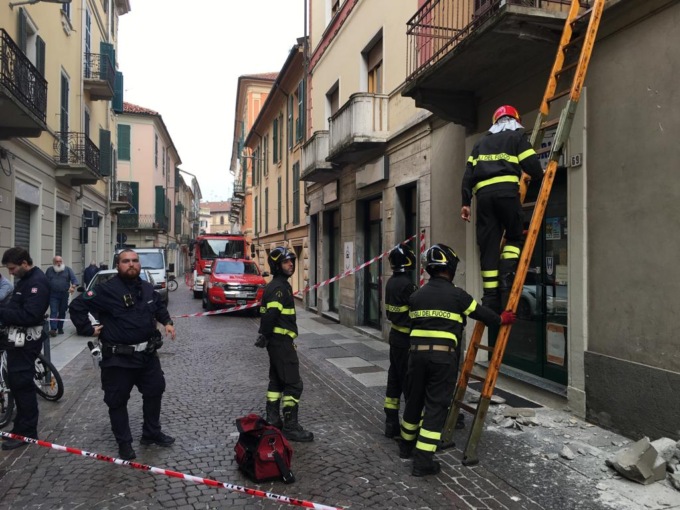 Camion urta balcone in via Vochieri ad Alessandria: nessun ferito