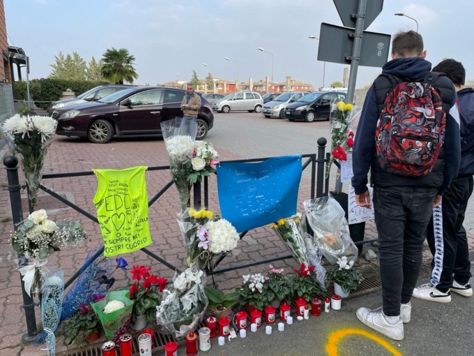 Tragedia a Novi Ligure, striscioni e fiori nel luogo dell’incidente dove è morto Edoardo Manesso