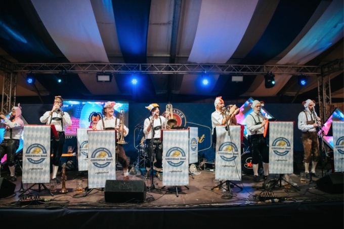 Sul palco dell’Oktoberfest di Alessandria si alternano le band bavaresi