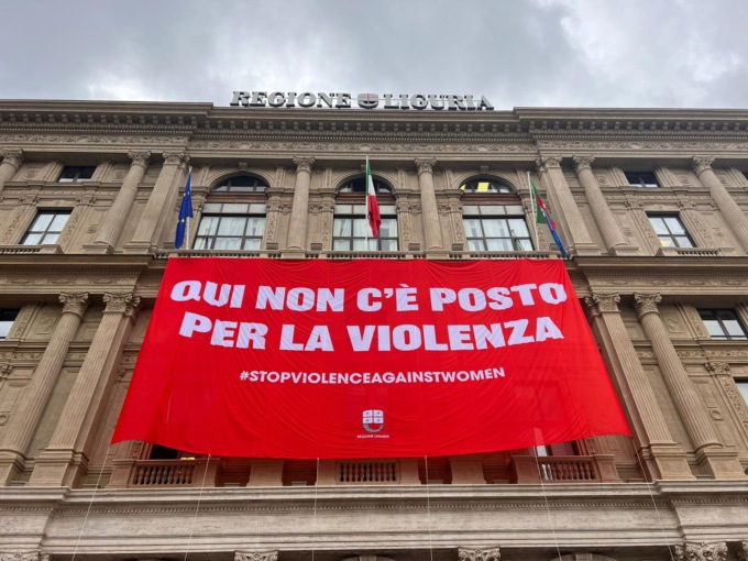 Violenza sulle donne, al Palazzo della Regione Liguria uno striscione per ricordare le vittime