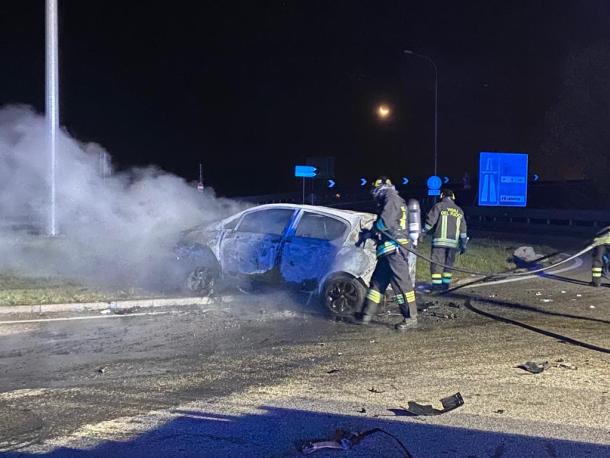 Auto esce fuori strada in via Pavia e prende fuoco: un ferito lieve