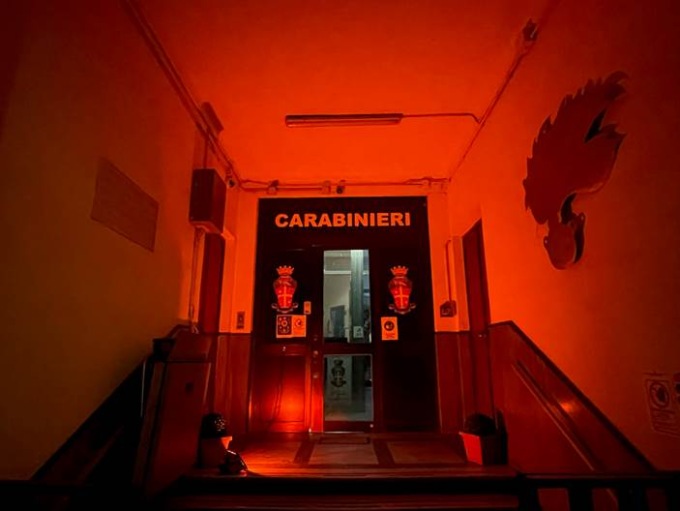 Trova un portafoglio con oltre 2300 euro in contanti e lo consegna ai Carabinieri