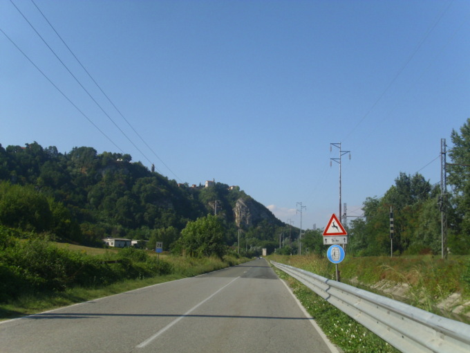 Incidente stradale a Rocca Grimalda, un’auto finisce fuori strada e si scontra con un trattore