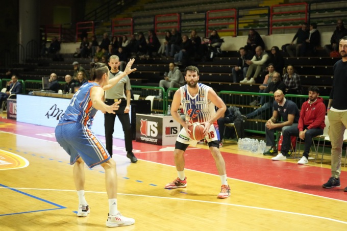Junior Casale, caduta esterna sul campo della Libertas Livorno