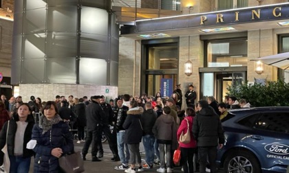 Torino: folla di persone davanti all'hotel dove alloggiano i tennisti delle Atp Finals