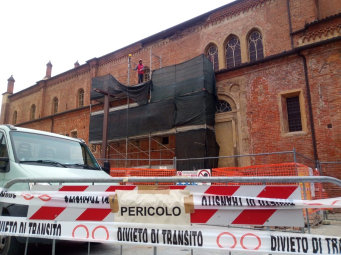 Crollo tegole del cornicione della Chiesa Santa Maria di Castello ad Alessandria: iniziati i lavori per il ripristino