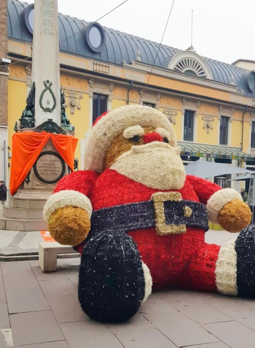 Natale ad Alessandria 2022: casette e Babbo Natale gigante nel centro della città