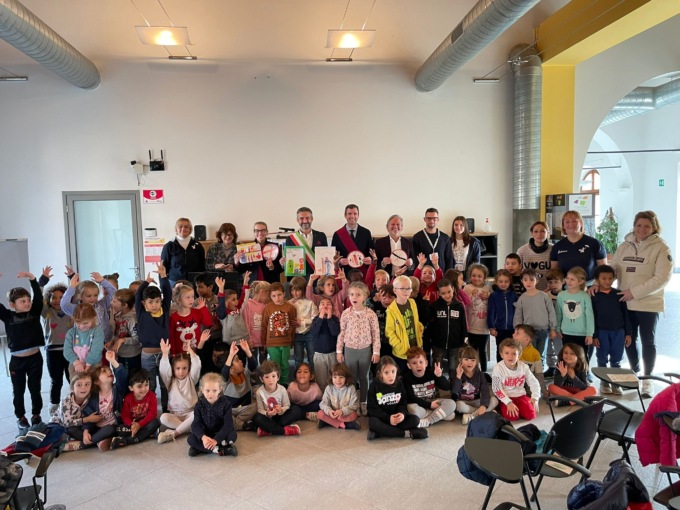 Tortona, il Sindaco Federico Chiodi incontra gli studenti della scuola d’infanzia per parlare di raccolta differenziata