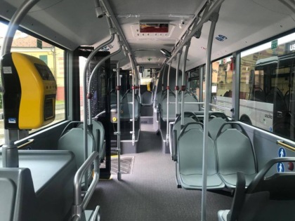 Brutale aggressione in un bus ad Alessandria. Madre e figlio presi a cinghiate