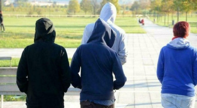Genova, rapinano un sedicenne ma il papà arriva con una mazza da baseball