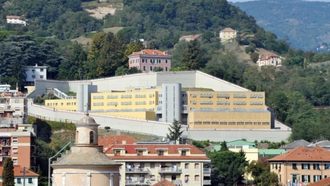 Genova, aggressione nel carcere di Pontedecimo: una detenuta picchia tre poliziotte