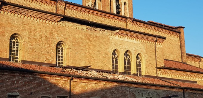 Alessandria, si staccano alcune tegole della chiesa di Piazza Santa Maria di Castello