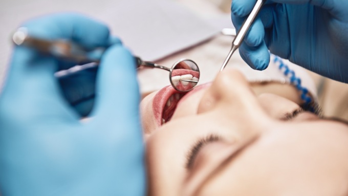 In Tribunale a Torino la singolare storia di un odontoiatra e di un “falso dentista”