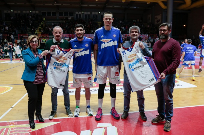 Settimana della Ricerca: all’asta le canotte autografate da Redivo e Martinoni del Monferrato Basket