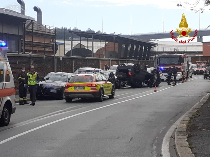 Genova, macchina perde il controllo e si ribalta in mezzo alla strada
