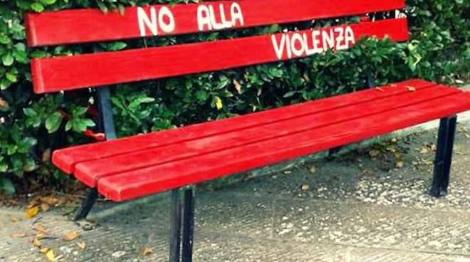 Panchine rosse fuori dai consultori per dire “no” alla violenza sulle donne