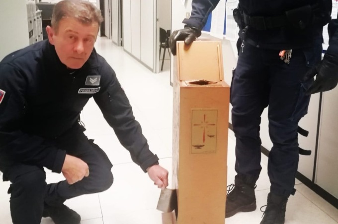 Valenza, polizia locale recupera il basamento di un candelabro rubato a Frugarolo