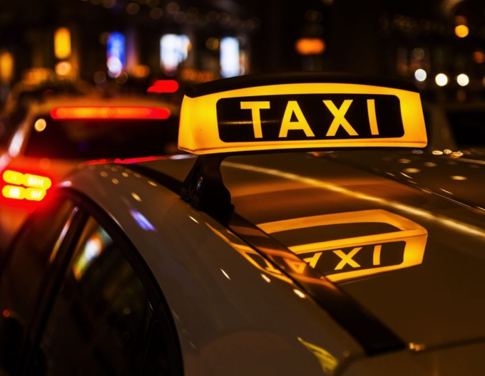 Torino, continuano gli episodi dei taxi abusivi: sanzioni e fermo dei veicoli da parte della polizia