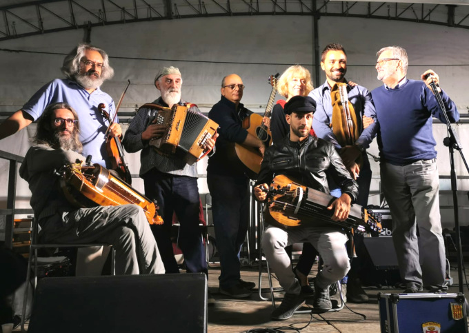 Alessandria: al Teatro Ambra il concerto per festeggiare i 45 anni del gruppo “Tre Martelli”