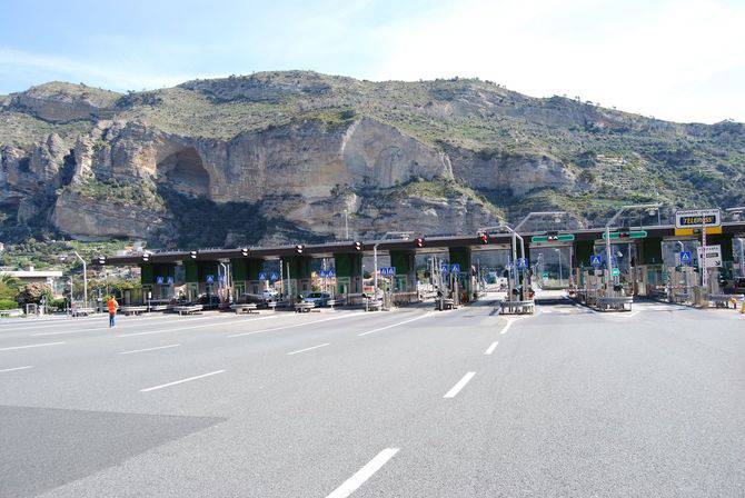 Tragedia a Ventimiglia, muore un migrante investito da un tir. Code in autostrada ed incidenti sulla sopraelevata di Genova