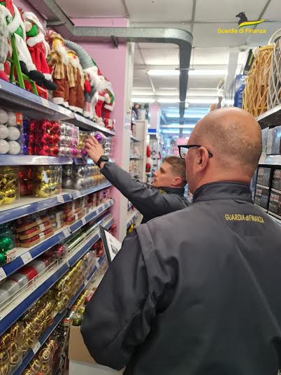 Operazione Natale sicuro: la Guardia di Finanza sequestra più di 300mila prodotti irregolari