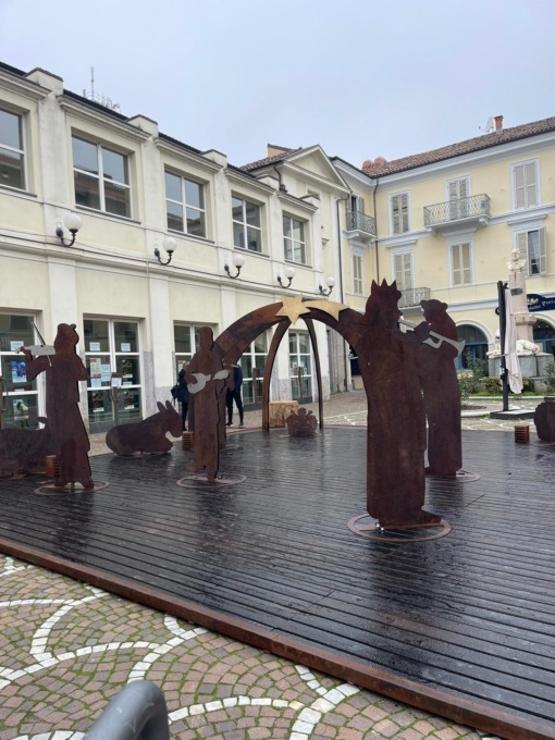 Valenza, rubate le figure di Giuseppe e Maria dal presepe allestito in Piazzetta Verdi