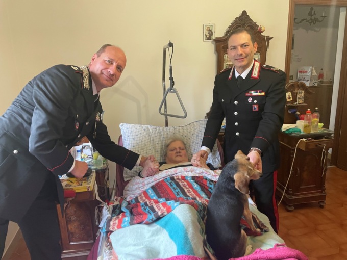 Acqui Terme, gli auguri di Natale dei Carabinieri ad un’anziana costretta a letto