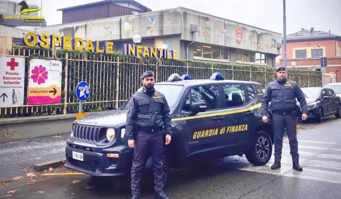 Neonata in grave crisi respiratoria rischia di soffocare, salvata da due finanzieri