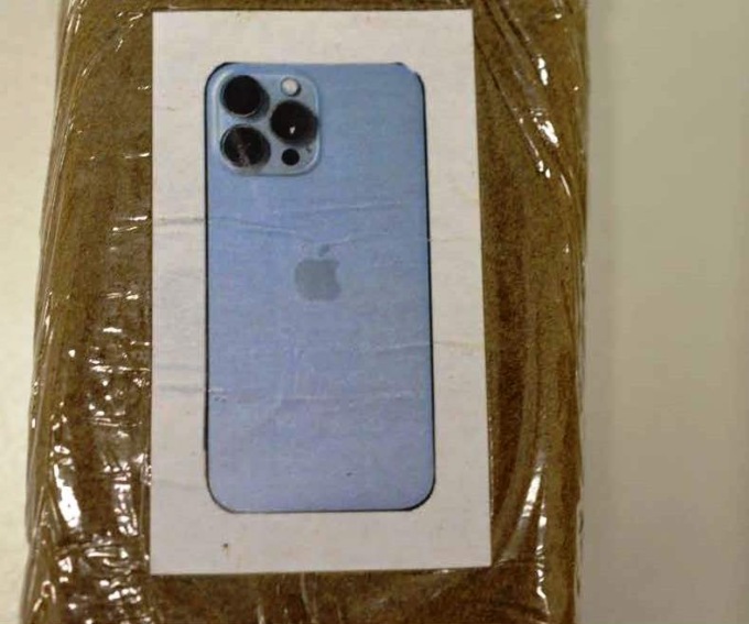 Alessandria, consegna “speciale” da parte di un corriere: sorpreso con 3 panetti di droga