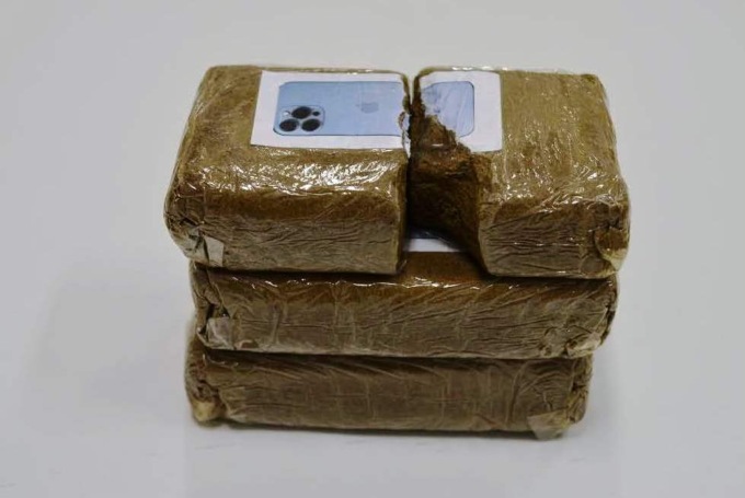 Arrestato corriere e sequestrati panetti di droga con il logo dell’iPhone