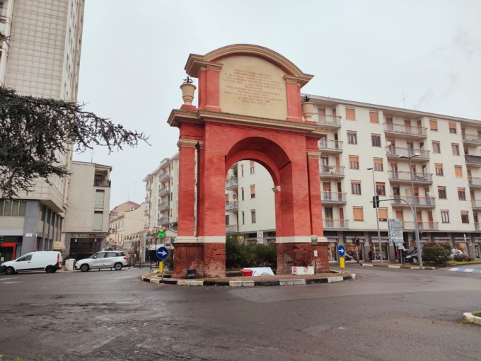 Festa in via Dante ad Alessandria tra musica, arte e convivialità