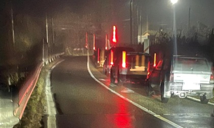 Furgone bloccato tra le sbarre del passaggio a livello nell'Ovadese