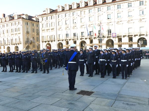 Torino, 308 poliziotti in piazza Castello per la cerimonia di consegna delle placche