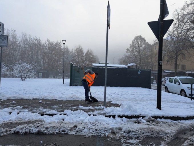 Neve a Torino: più di 600 operatori per la pulizia delle strade e oltre 2 mila tonnellate di sale