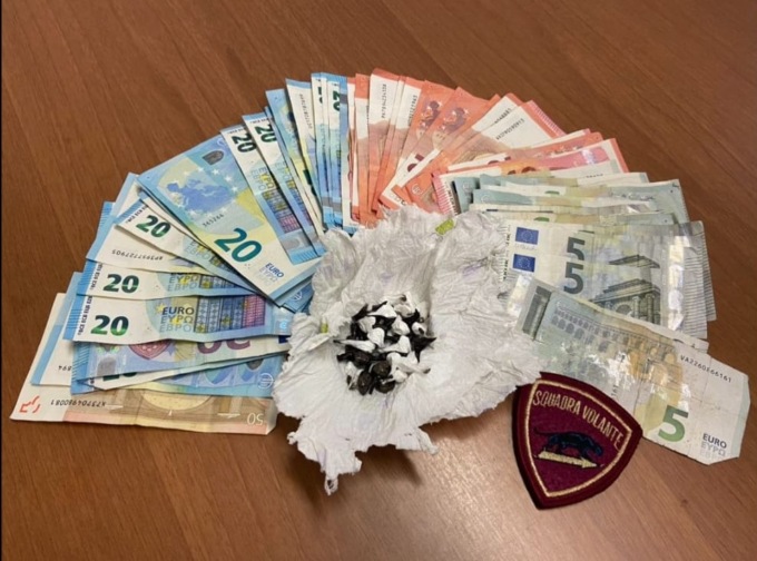 Torino, 54 ovuli di eroina e cocaina e 430 euro: arrestati tre ragazzi dalla polizia