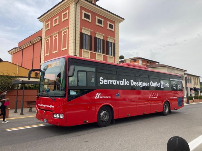 Serravalle outlet, arriva il treno+bus per raggiungere con facilità il centro commerciale