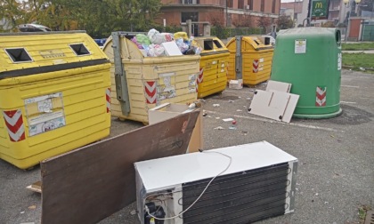 Rifiuti abbandonati in via Napoli a Valenza: scoperto e denunciato l'autore