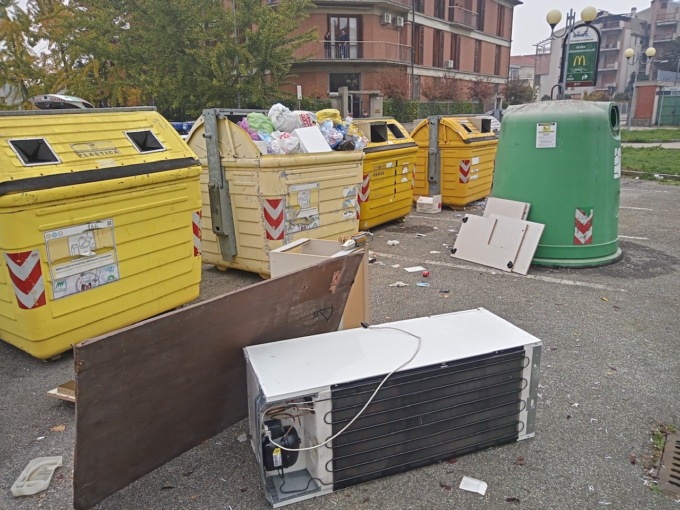 Rifiuti abbandonati in via Napoli a Valenza: scoperto e denunciato l’autore