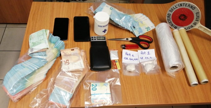 Si finge turista ma in realtà è uno spacciatore con un bottino da 24 mila euro