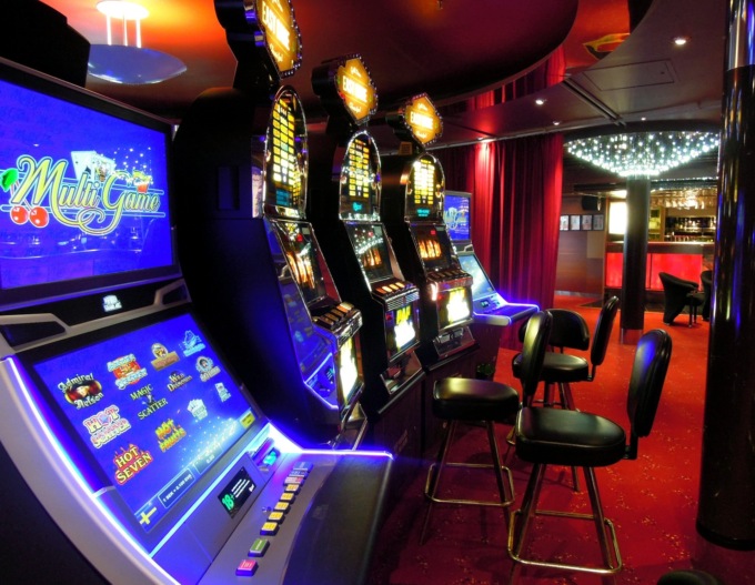 Pensionata aggredita e derubata (di notte) mentre gioca nella sala Bingo
