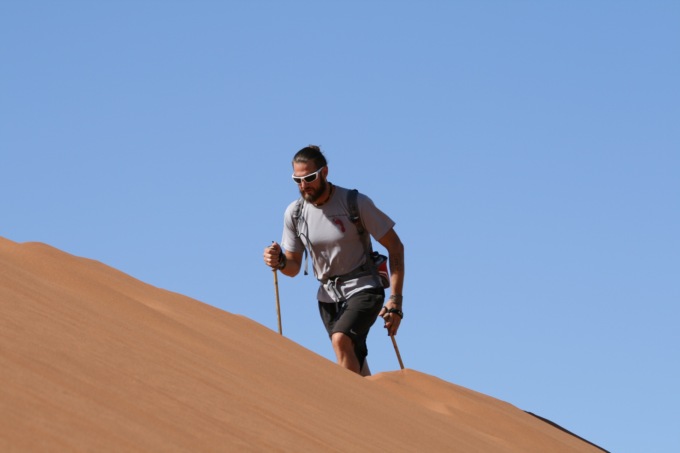 <strong>Nuova impresa per Roby Bruzzone il “camminatore con la gamba in spalla”</strong>