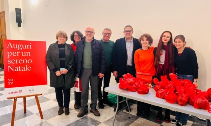 Visita del presidente Toti alla comunità di Sant'Egidio di Genova: volontari al lavoro per il pranzo di Natale ai più fragili